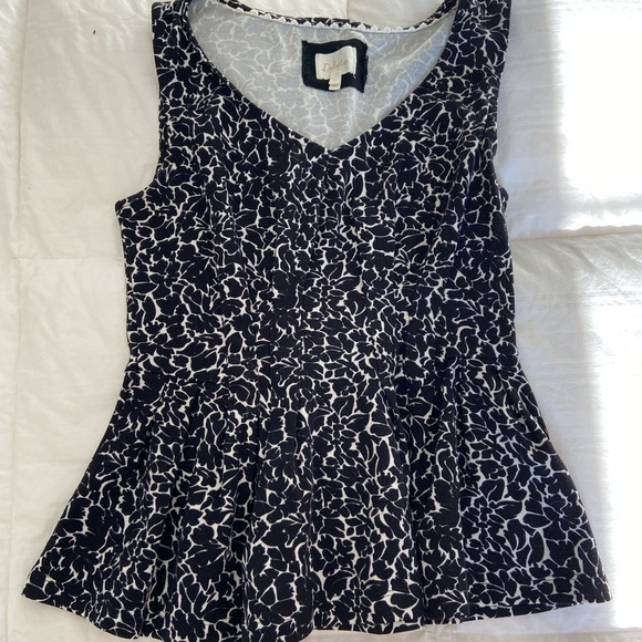 Deletta Black Dress with Leaf Print – Flare & Flattering Shape - Picture 3 of 5